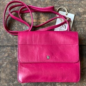 Hobo Jill Wallet Crossbody Bag in Fuchsia
